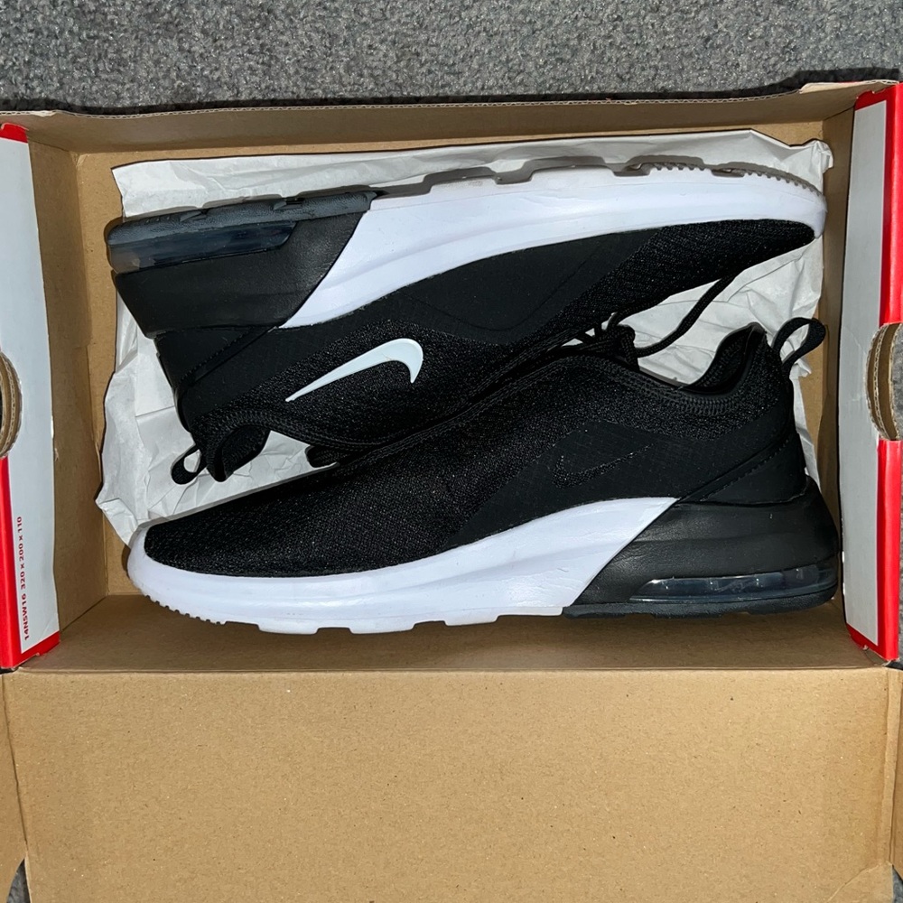 Women’s Nike Airmax Motion 2